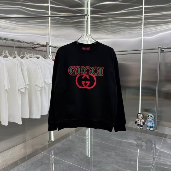 Gucci crew neck long-sleeve sweatshirt with lettering print.